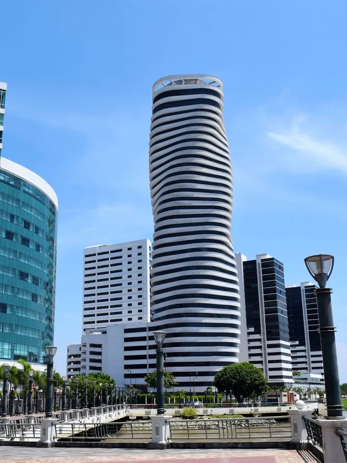 Torre The Point en Puerto Santa Ana, junto al río Guayas, Guayaquil